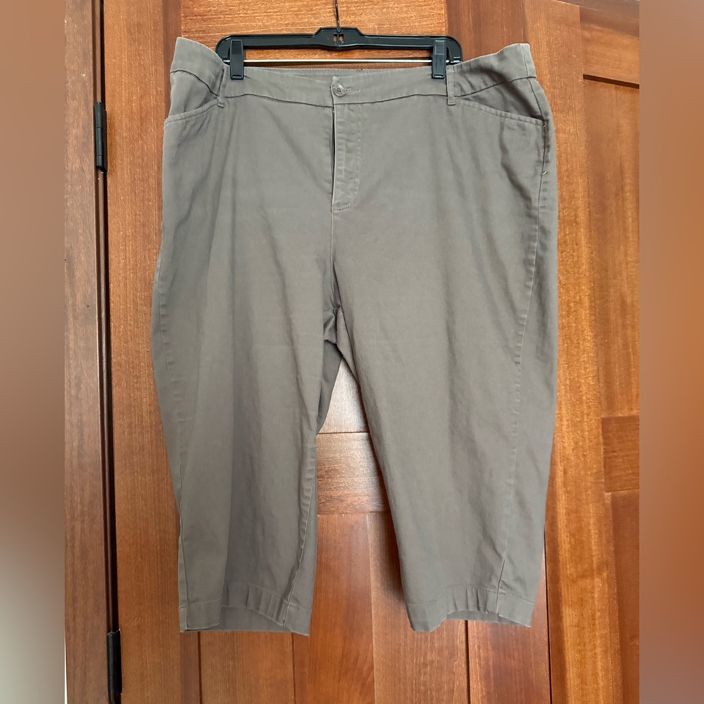 St. John’s Bay Taupe / Brown Capris